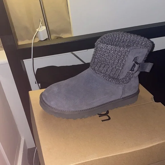 Grey Uggs Size 8 W - Picture 3 of 3